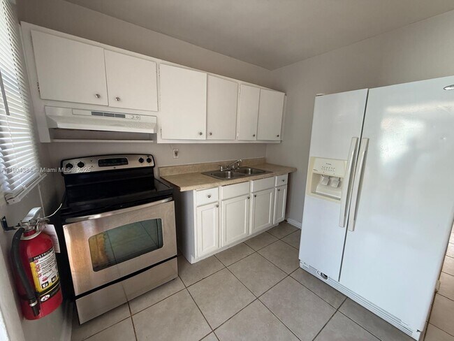 Foto del edificio - 520 W Blue Heron Blvd