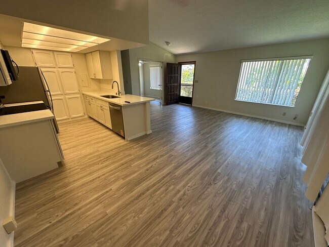 Building Photo - Newly Renovated 3 BD / 2 BA Townhome in Pearl City!