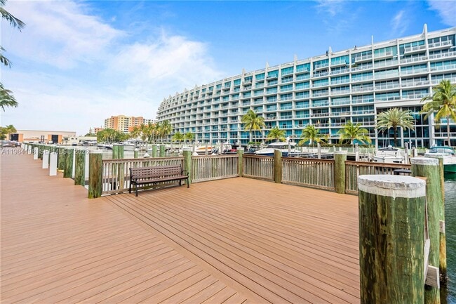 Foto del edificio - 3001 NE 185th St