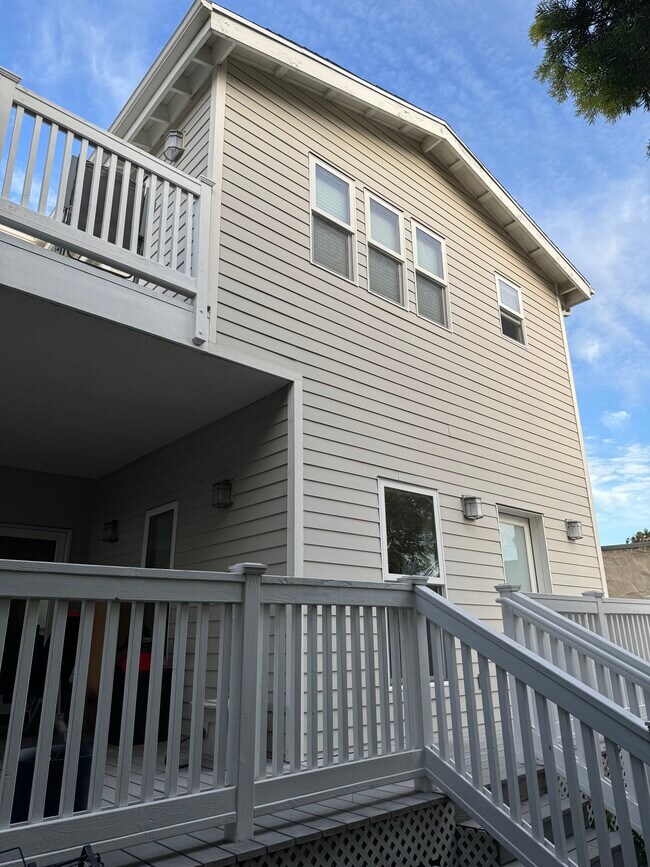 Building Photo - 7425 Draper Ave