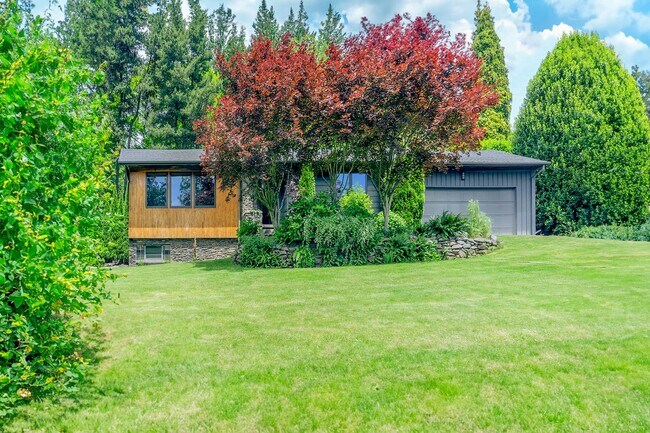 Foto del edificio - 2 Level Mid-Century home for lease! Tour today!