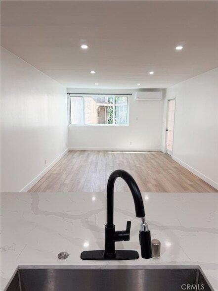 Foto del edificio - 17000 Burbank Blvd