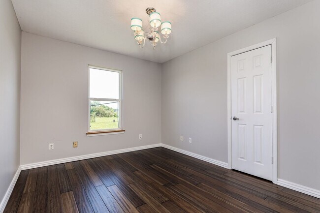 Foto del edificio - Culdesac Home on Over Half an Acre! Pet friendly and 6-12 month leases!