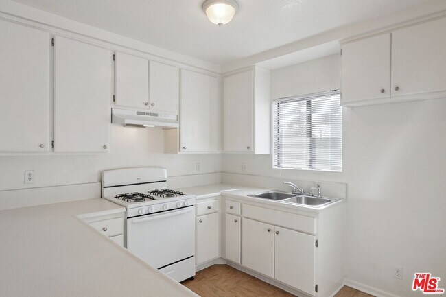 Building Photo - 5429 Troost Ave