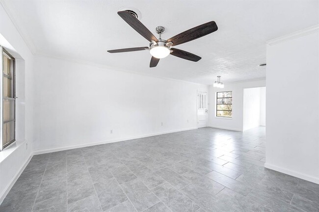 Building Photo - 206 Crestview Dr