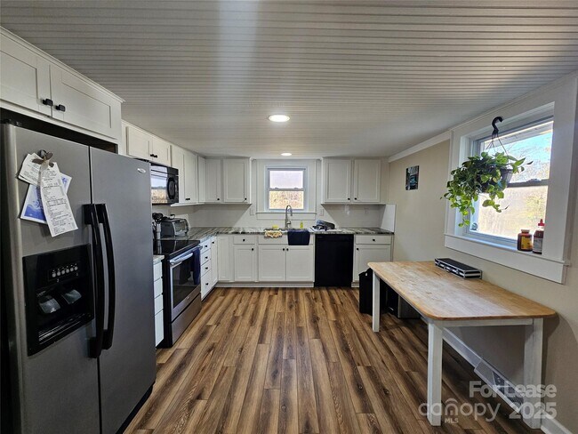 Foto del edificio - 208 W Main St