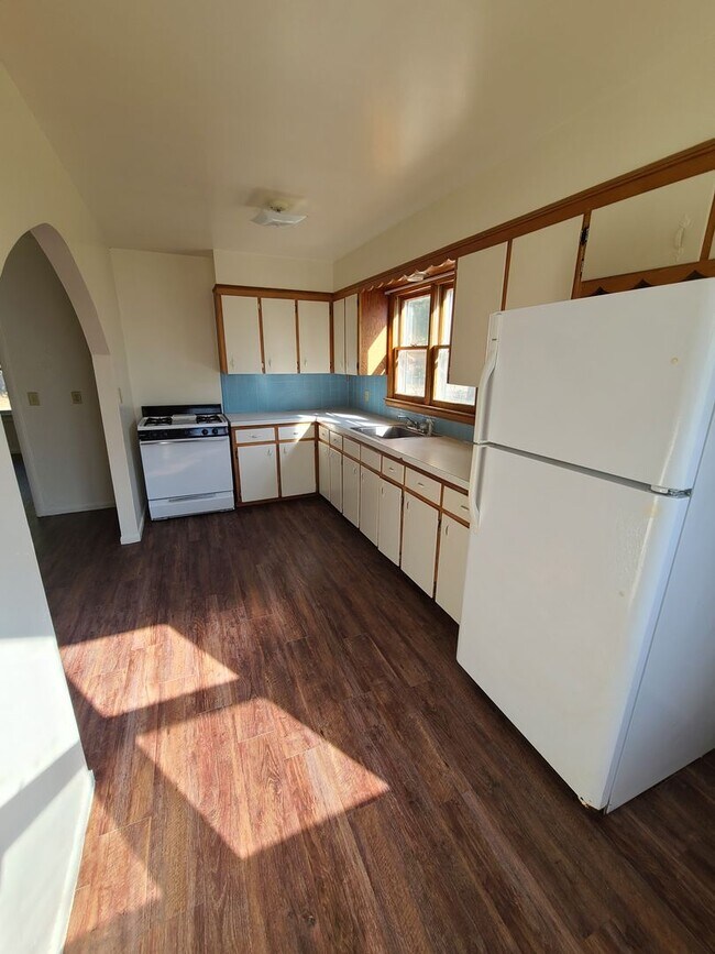 Building Photo - 2 Bedroom Single Family home with Large Fe...