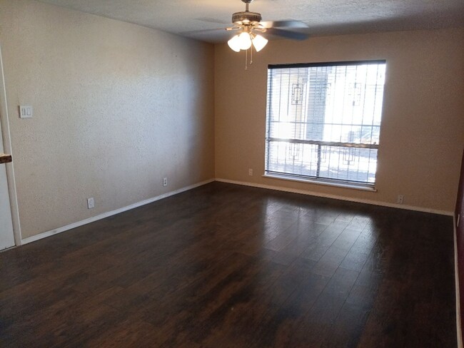 Building Photo - Charming 1 Bedroom 1 Bathroom!! Showings A...