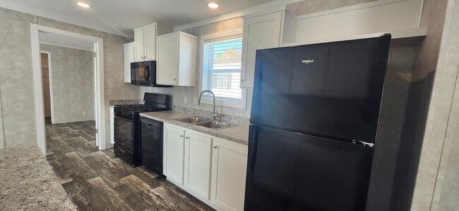 Building Photo - 5425 Valley Dr