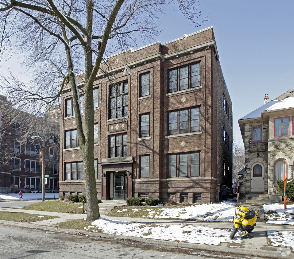 Exterior Facade - Richmond Apartments