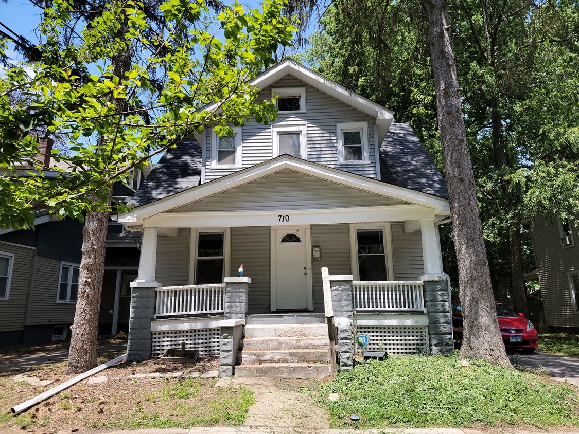 Primary Photo - Charming House Located 1 Block From Campus