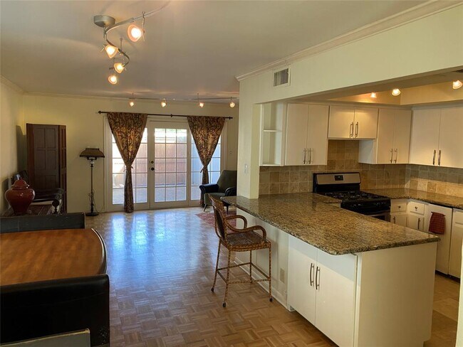 Foto del edificio - 6103 Bullard Dr