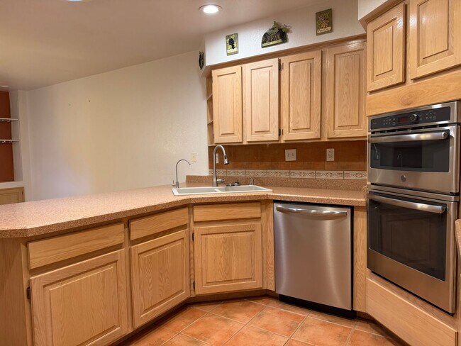 Foto del edificio - Large 2 bedroom corner unit townhome