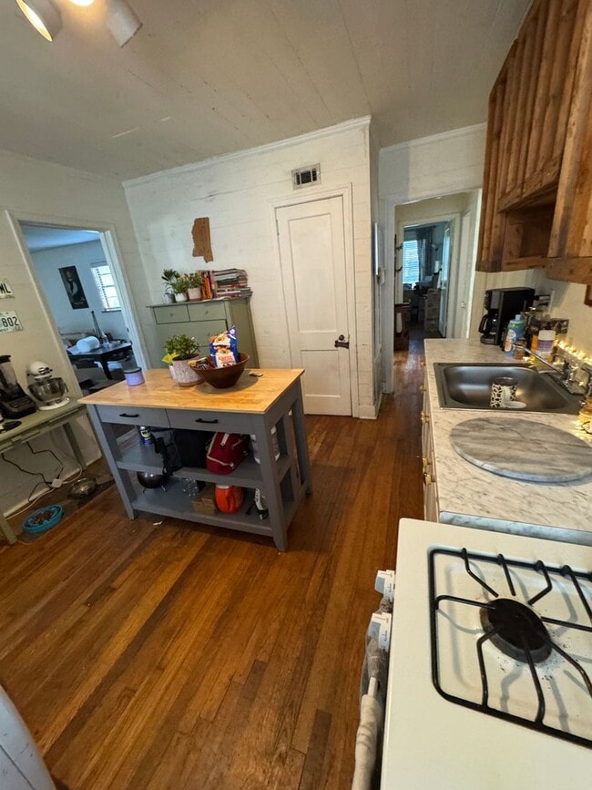 Building Photo - Historic 3 bedroom Home in downtown Clarks...