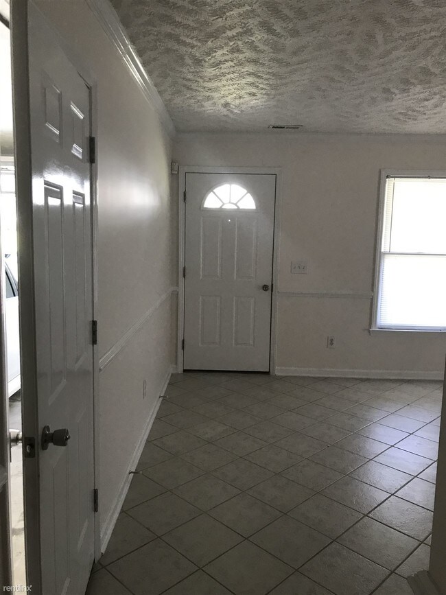 Building Photo - 3005 Coachway Dr