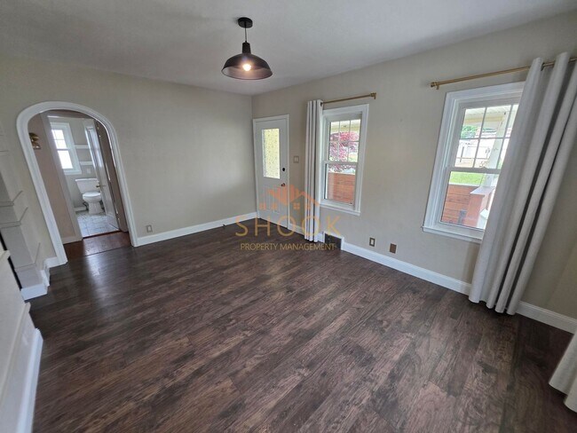 Foto del edificio - UNIQUE AND COZY 3 BR + BONUS ROOM HOME