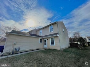 Building Photo - 7 N Hill Dr
