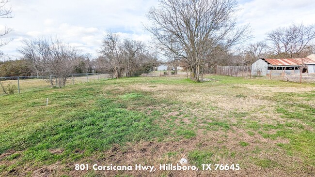 Building Photo - Cute House with Huge Yard and Private Parking