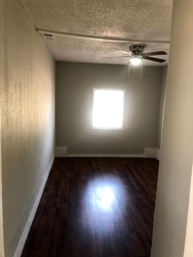 Foto del edificio - 611 McEwen St