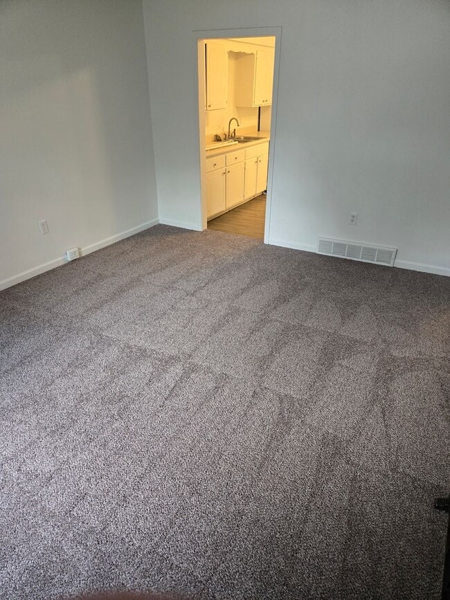 Building Photo - Huge 1/2 Duplex in Olathe