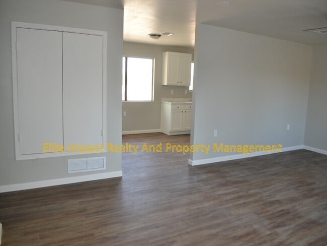 Photo - 420 E Flores St House