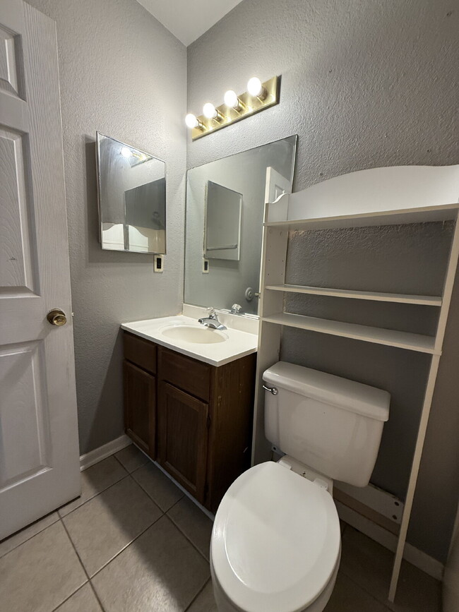 Building Photo - 3BR/Ba duplex in Branson West