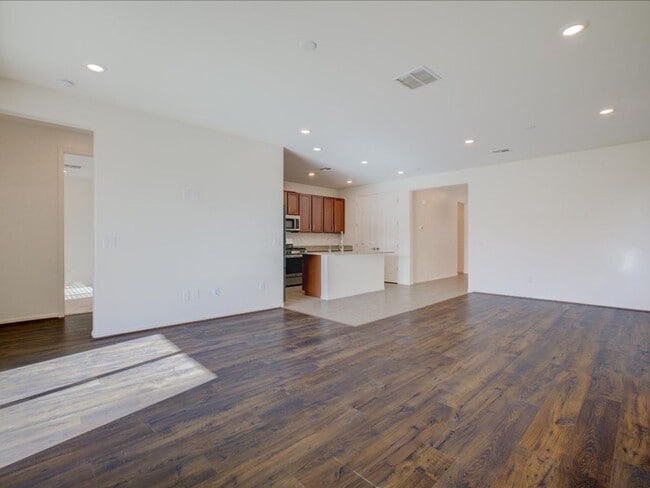 Building Photo - 4 Bedroom 2.5 Bathroom