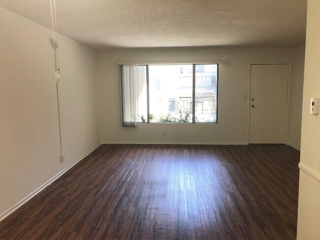 Foto del edificio - 825 S Windsor Blvd