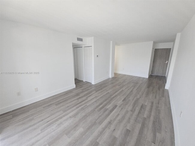 Building Photo - 8101 Crespi Blvd
