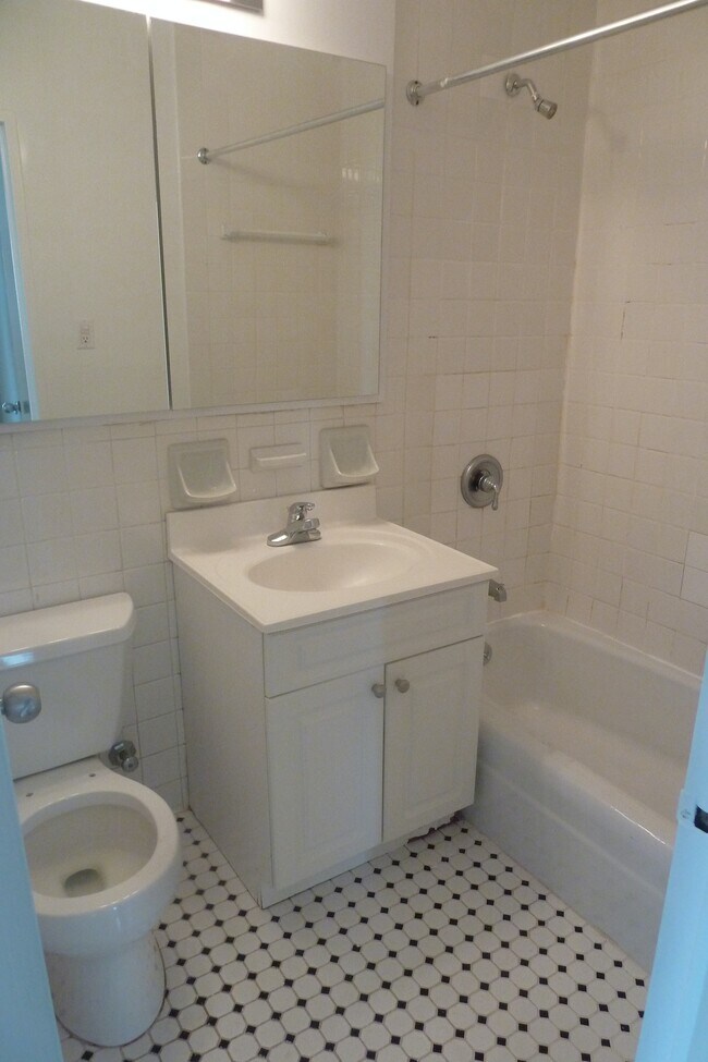 Building Photo - High Floor, Corner 2BR - 24Hr DM