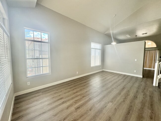 Building Photo - 823 Zinnia Cir
