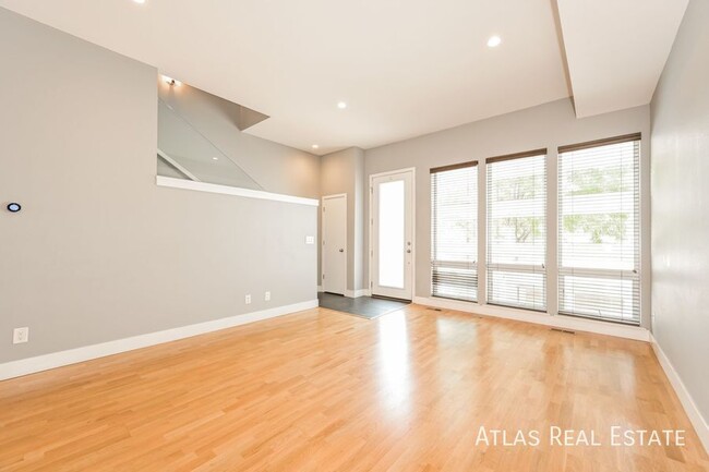 Building Photo - Contemporary Bi-level 2 Bed/2.5 Bath Townh...