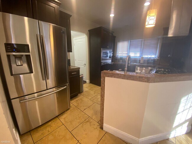 Building Photo - 6 br, 3.5 bath House - 561 Central Ave