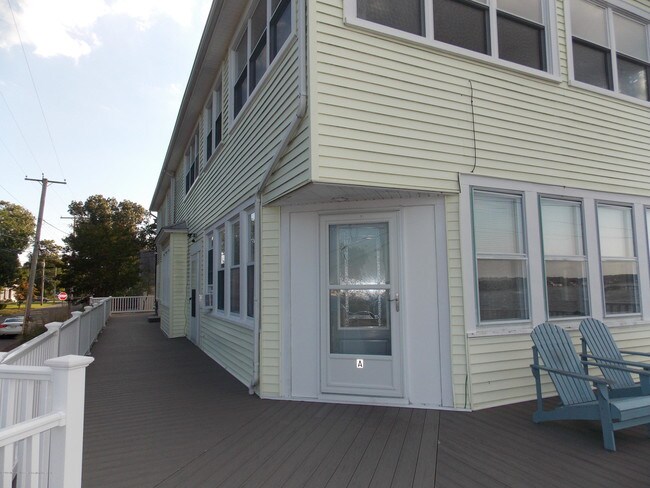Building Photo - 729 Riverside Dr