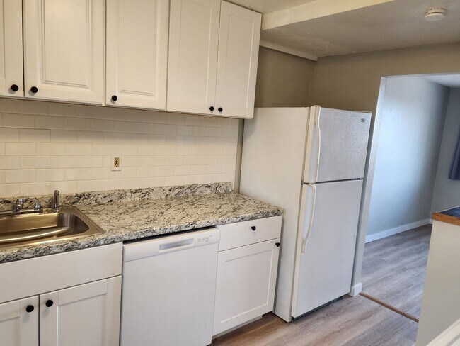 Foto del edificio - 1 BR 1 BATH FULL REMODEL UPPER UNIT FREE RENT OAC