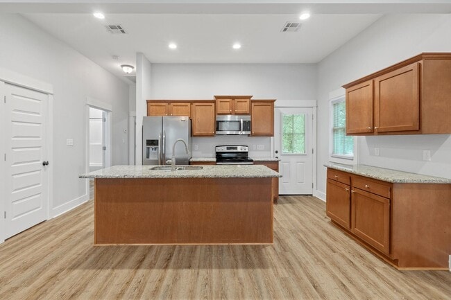 Building Photo - 707 Division St