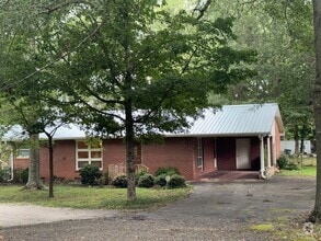 Building Photo - 551 Glade Rd E