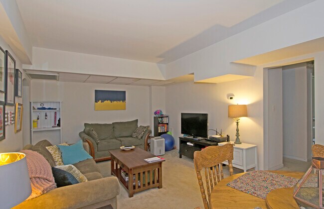 Living - 1816 N Queens Ln