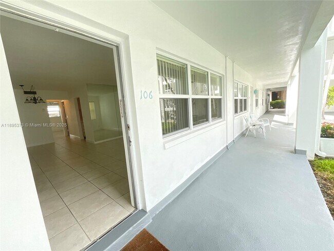 Foto del edificio - 419 Golden Isles Dr