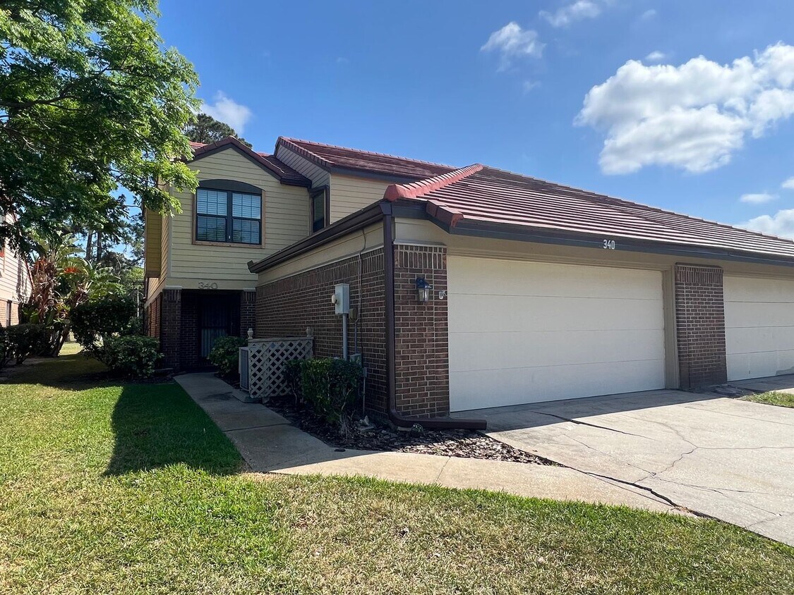 Foto principal - Beautiful 3 bed 2.5 bath townhome