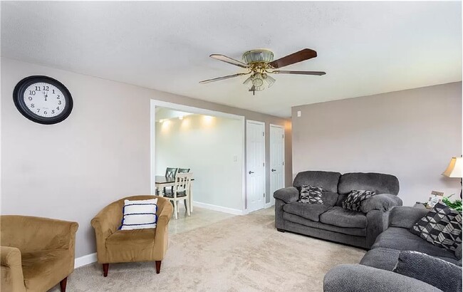 Living room - 1286 Laurel Dr