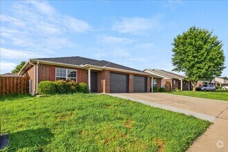 Building Photo - 3406 SW Landau Ct