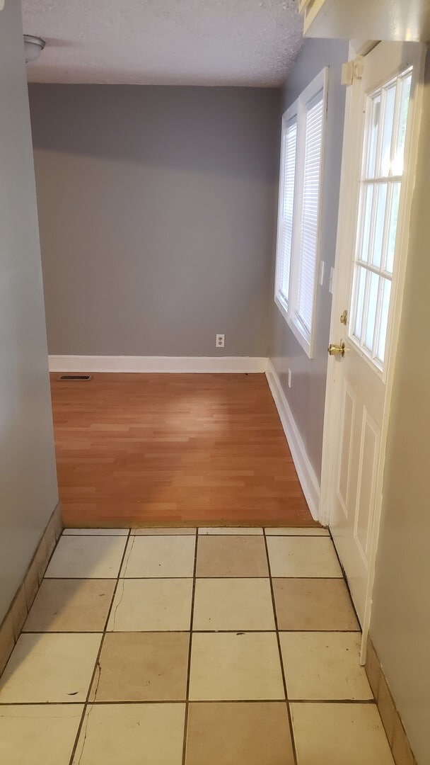 Building Photo - 2 bedroom/1 bath