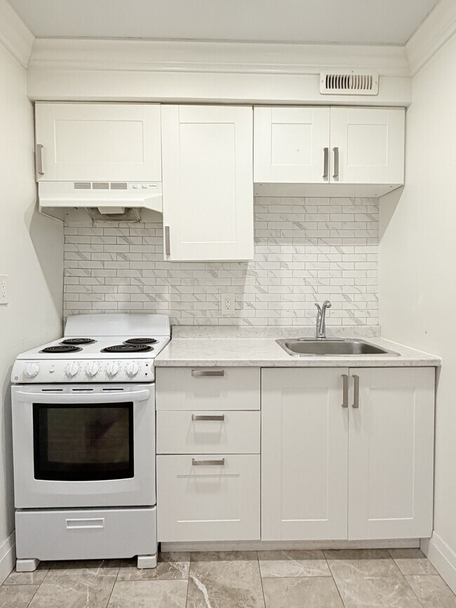 Building Photo - 1495 Gladstone Ave