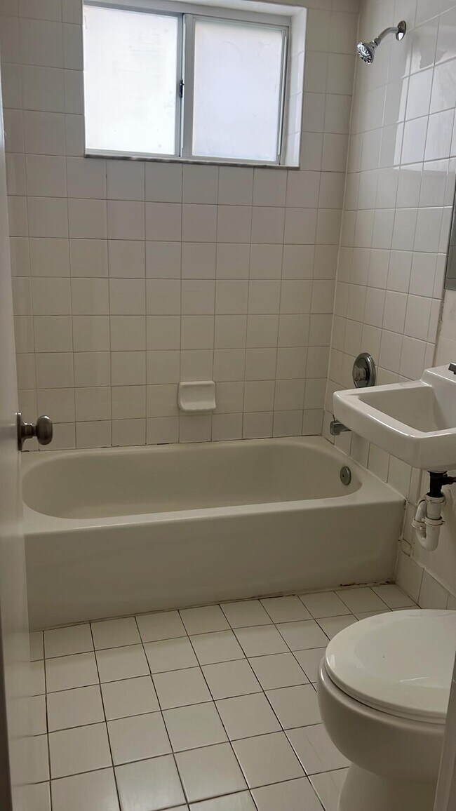 Foto del edificio - 2080 NE 167th St