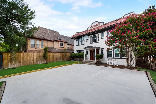 Foto del edificio - 5747 Richmond Ave