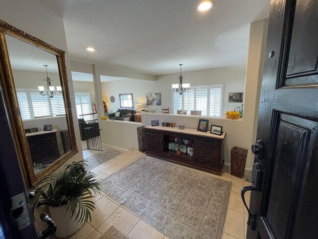 Foto del edificio - Fully Furnished 3BR Home with Private Pool – 5-Month Lease in Poway (May–Oct 2026)