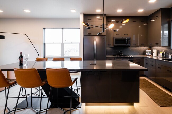 Foto del edificio - Modern Fully Furnished Condo for Rent- Minutes from the Hospital and Downtown Bozeman