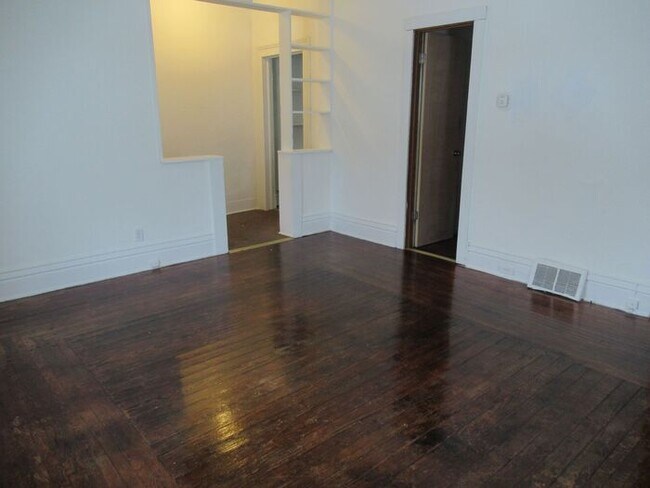 Building Photo - 1 bedroom across from Ferris Park