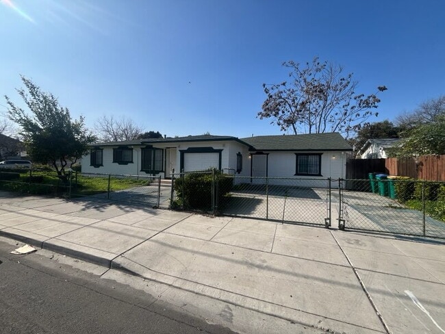 Foto del edificio - 5 Bedroom 2 bath home Available now